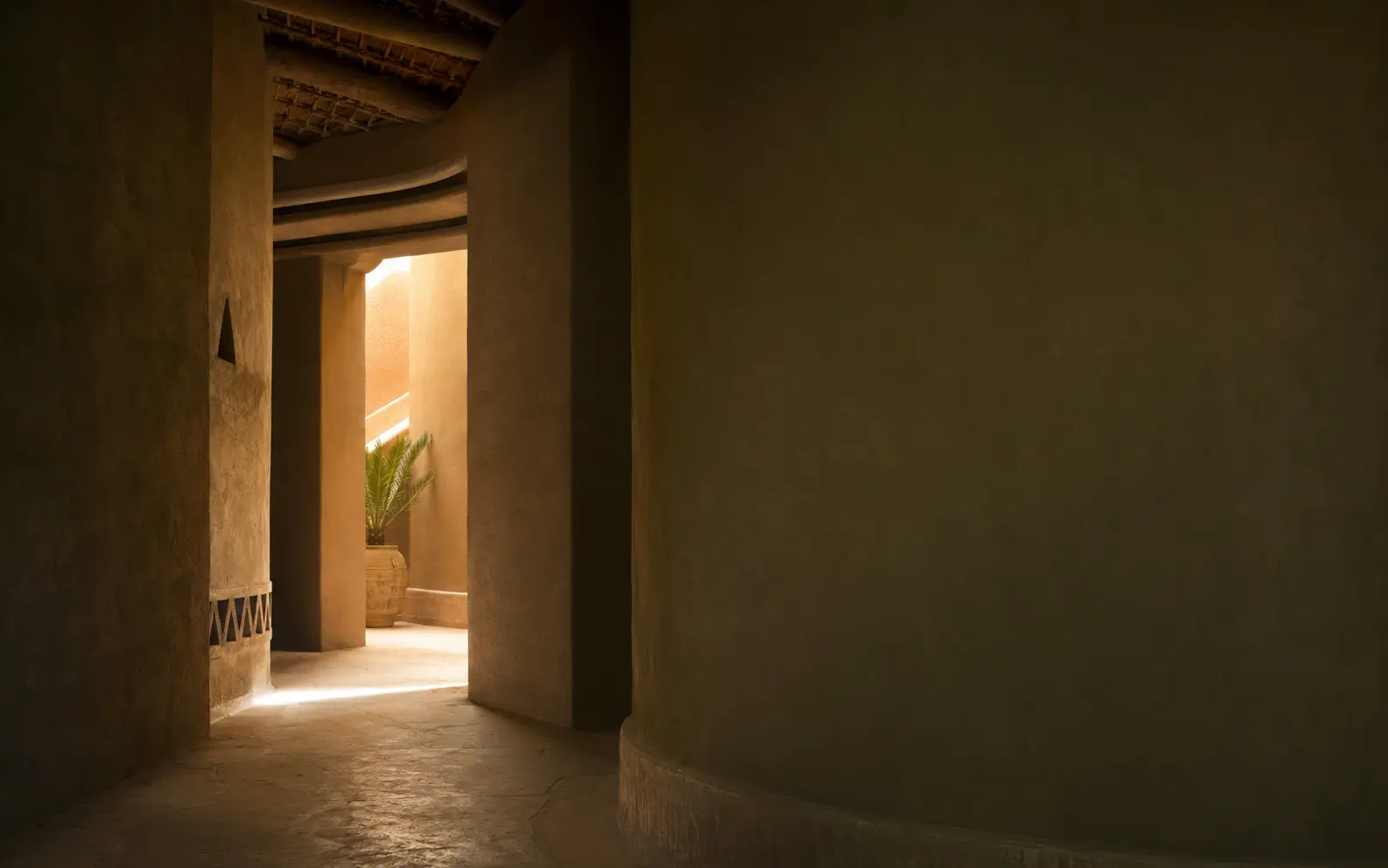 ممر في عمارة تراثية سعودية مضاء طبيعيًا